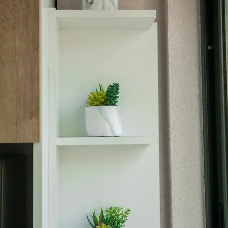 Flora Apartment, Free Parking, Self Chek-in Apartment